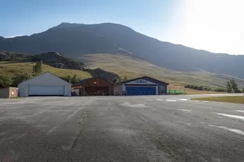 Vue sur les hangars de l'altiport depuis le haut de la piste
