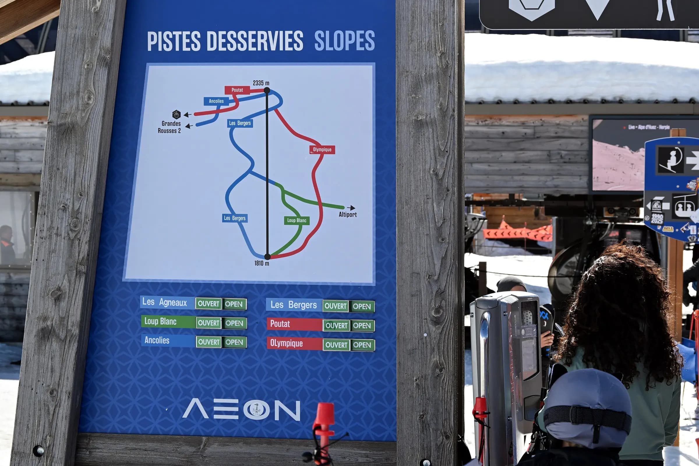 Sign with ski slopes map, Télémix Marmottes 1, Huez, 2026